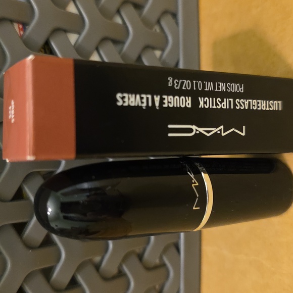 MAC LUSTREGLASS SHEER-SHINE LIPSTICK SYRUP/Blue Pink. BNIB - Picture 10 of 11